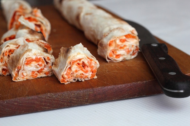 Rotolo di pane pitta, carota, bugia di uova