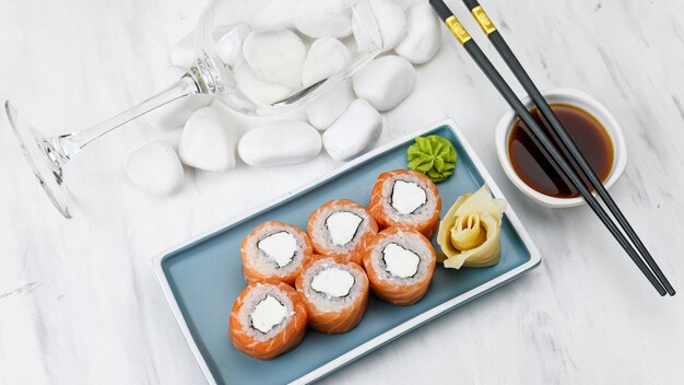 Rotolo di Philadelphia della cucina giapponese con salmone su un tavolo bianco