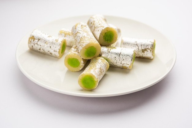 Rotolo di pistacchio di Kaju o involtini di pistacchio di anacardi Mithai o sigar Dolce indiano o dessert per le feste