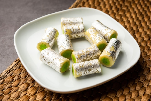 Rotolo di pistacchio di Kaju o involtini di pistacchio di anacardi Mithai o sigar Dolce indiano o dessert per le feste