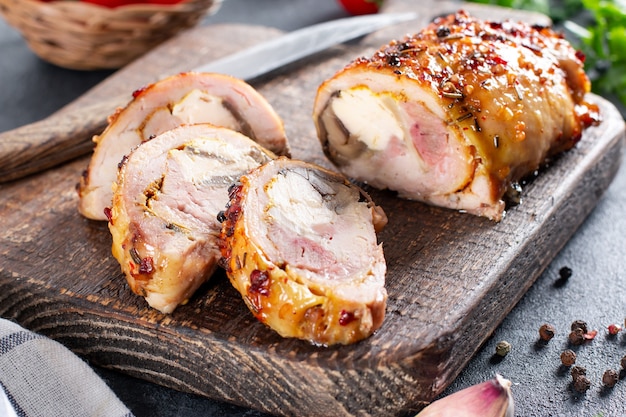 Rotolo di pollo con formaggio e funghi. Involtini di pollo croccanti. Scatto in studio dall'alto, orizzontale