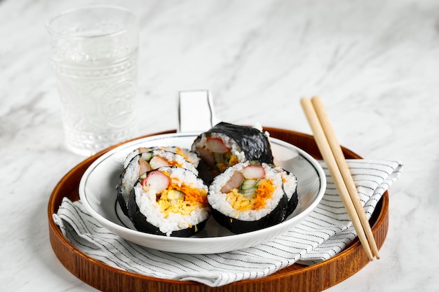 Rotolo di riso coreano Gimbap fatto in casa con uovo di Nori Laver, semi di sesamo e verdure