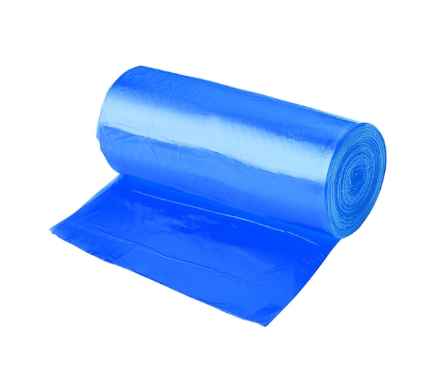 rotolo di sacchetti di plastica blu isolati su sfondo bianco