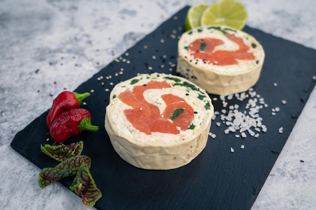 Rotolo di salmone con semilavorato di mozzarella