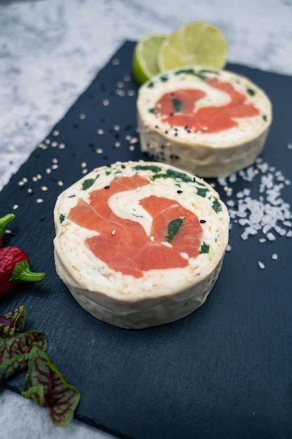 Rotolo di salmone con semilavorato di mozzarella