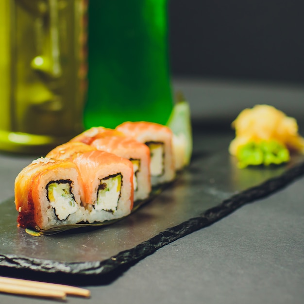 Rotolo di salmone, maki sushi preferito dai giapponesi