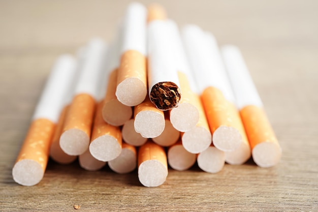 Rotolo di sigarette tabacco in carta con tubo filtro Concetto di non fumatori