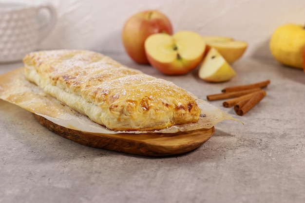 rotolo di strudel di mele con cannella su tavolo in marmo grigio