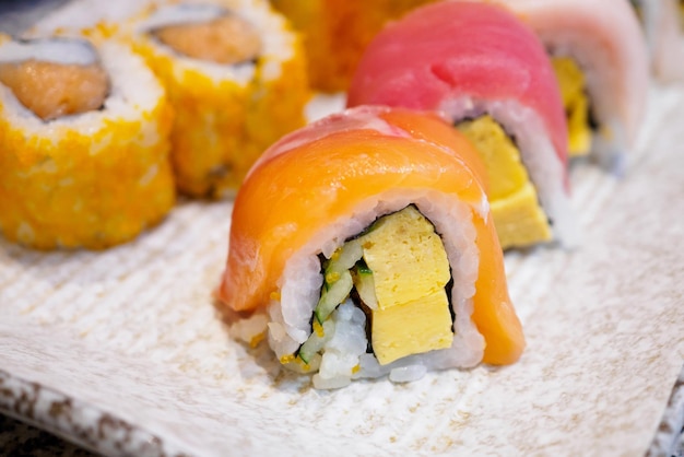Rotolo di sushi adagiato sul piatto