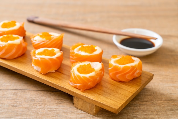 rotolo di sushi al salmone fresco con maionese e uova di gamberetti