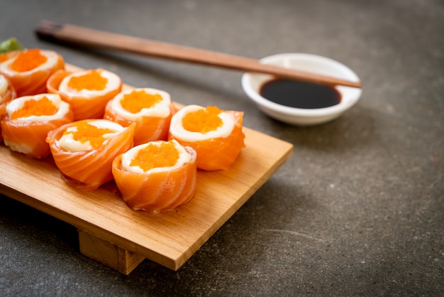 rotolo di sushi al salmone fresco con maionese e uovo di gamberetti