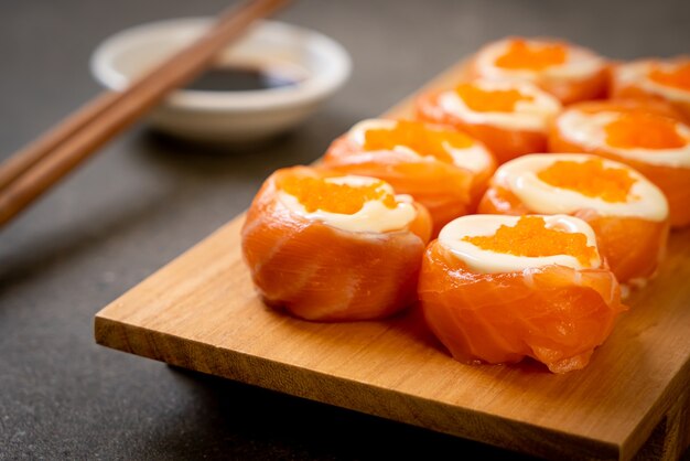 rotolo di sushi al salmone fresco con maionese e uovo di gamberetti