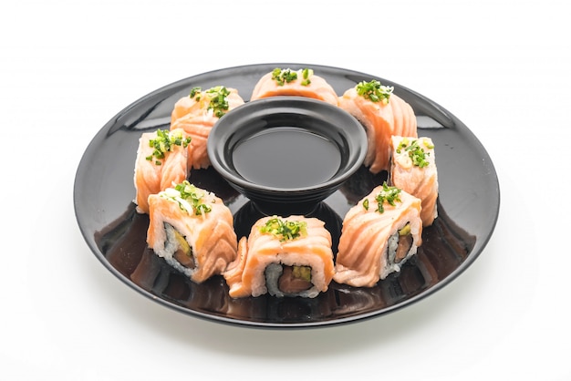 rotolo di sushi alla griglia con salmone