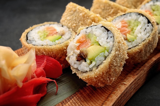 Rotolo di sushi Banzai con salsa