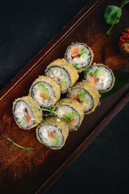 Rotolo di sushi Banzai su una tavola di legno