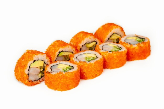 Rotolo di sushi California roll su uno sfondo bianco