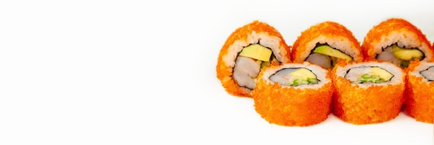 Rotolo di sushi California roll su uno sfondo bianco