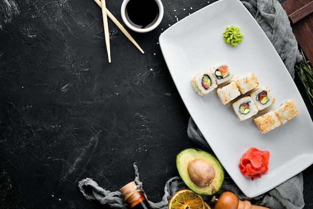 Rotolo di sushi con avocado di pesce e cetriolo Piatto tradizionale cinese Vista dall'alto Spazio per la copia gratuito