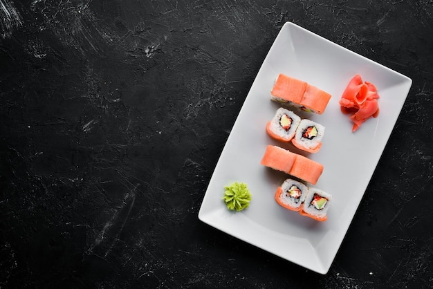 Rotolo di sushi con frutti di mare Vista dall'alto su uno sfondo di legno bianco