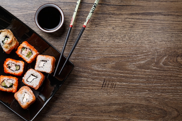 Rotolo di sushi con le bacchette