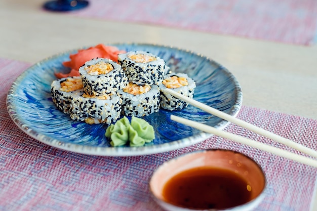 Rotolo di sushi con pesce avocado crema di formaggio al sesamo Menu di sushi Cibo giapponese