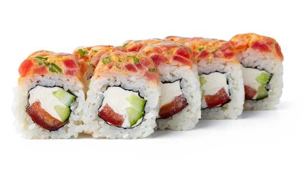 Rotolo di sushi con salmone e tonno isolato su bianco