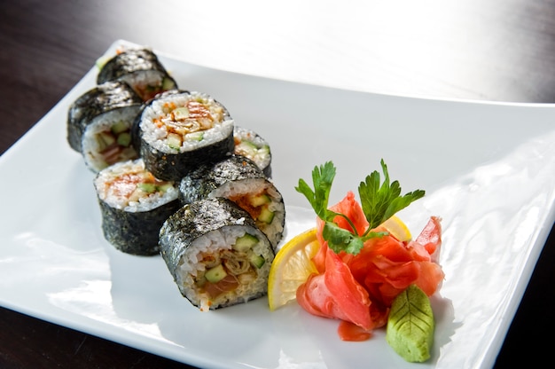 Rotolo di sushi con tempura di salmone e gamberi.