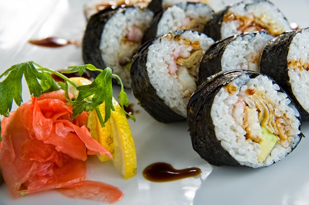 Rotolo di sushi con tempura di salmone e gamberi.