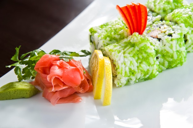 Rotolo di sushi con tempura di salmone e gamberi.