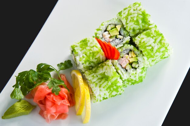 Rotolo di sushi con tempura di salmone e gamberi.