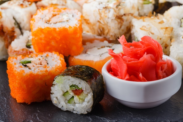 Rotolo di sushi con tempura di salmone e gamberi