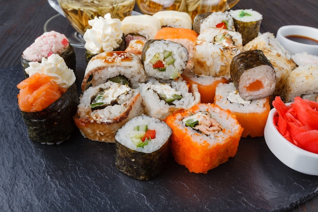 Rotolo di sushi con tempura di salmone e gamberi