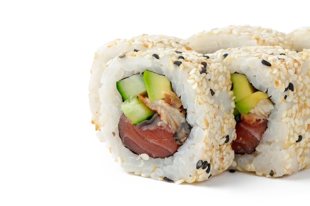 Rotolo di sushi con tonno e sesamo isolato su bianco