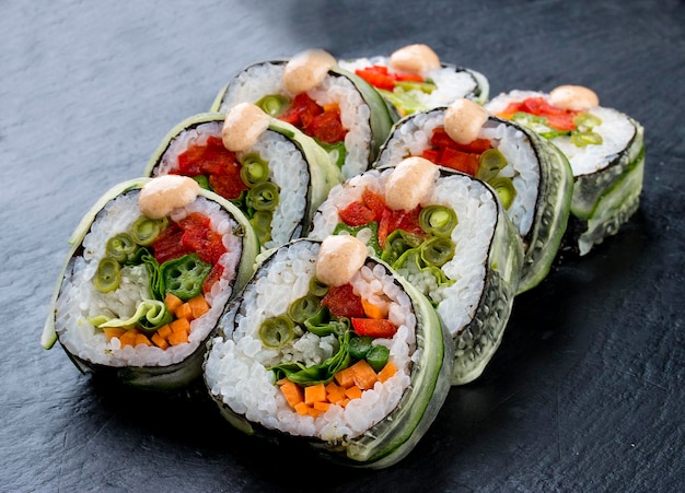 Rotolo di sushi con verdure su sfondo nero Piatto vegetariano