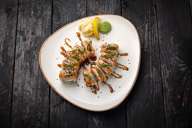 rotolo di sushi con wasabi sul piatto. cibo delizioso, primo piano