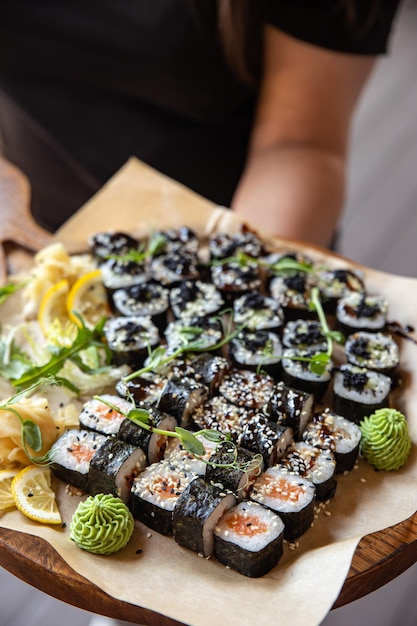 rotolo di sushi con wasabi sul piatto. cibo delizioso, primo piano