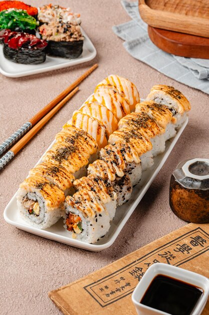 Rotolo di sushi delizioso assortito