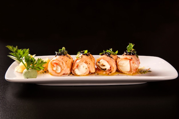 Rotolo di sushi delizioso di Philadelphia con salmone arrostito e crema di formaggio.