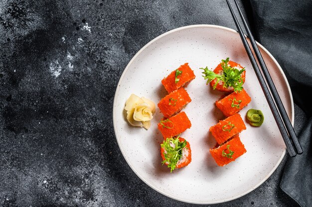 Rotolo di sushi della California con avocado e polpa di granchio.