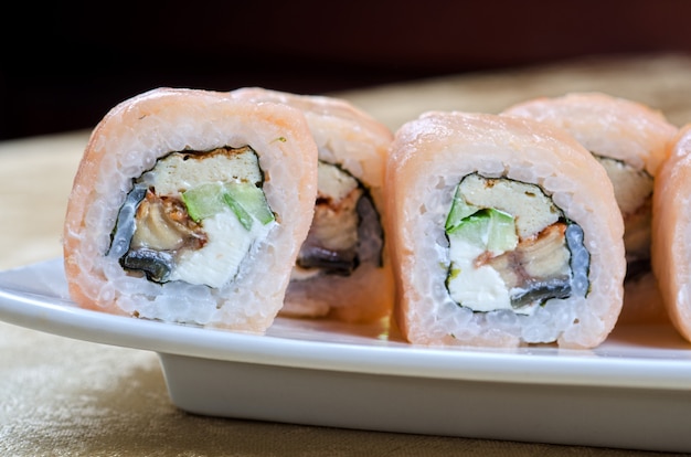 Rotolo di sushi di gamberetti e anguilla