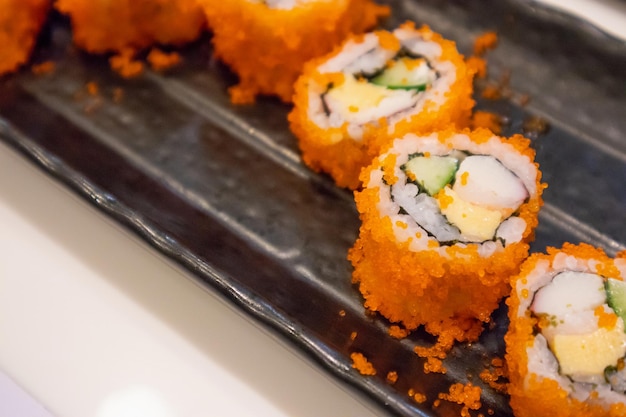 Rotolo di sushi di maki della California sul cibo giapponese della banda nera