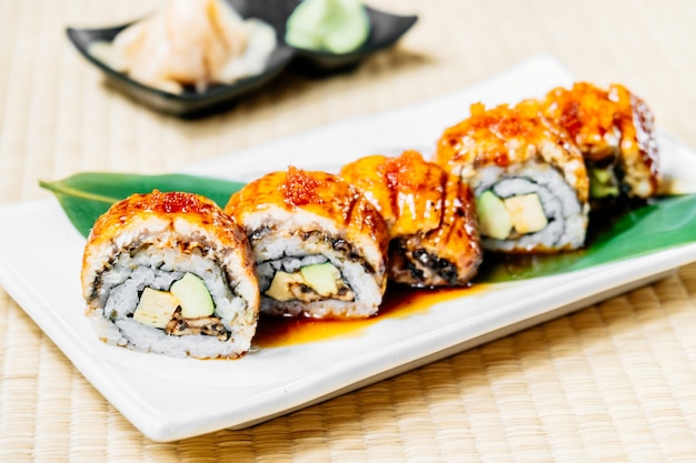 Rotolo di sushi di pesce Unagi o anguilla