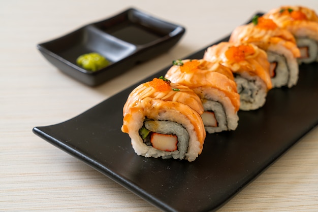 rotolo di sushi di salmone alla griglia con salsa