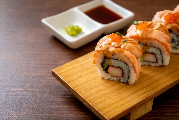 rotolo di sushi di salmone alla griglia con salsa