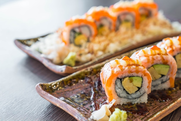 rotolo di sushi di salmone alla griglia