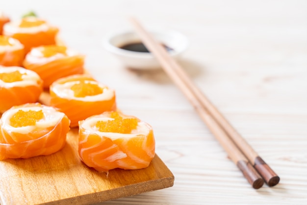 rotolo di sushi di salmone fresco con maionese e uovo di gamberetti