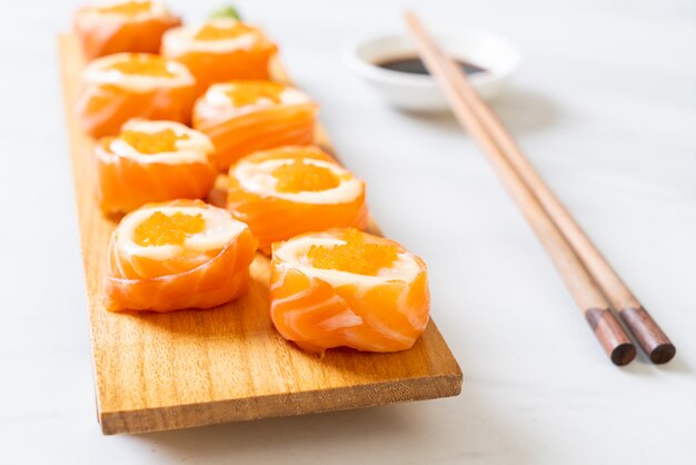 rotolo di sushi di salmone fresco con maionese e uovo di gamberetti
