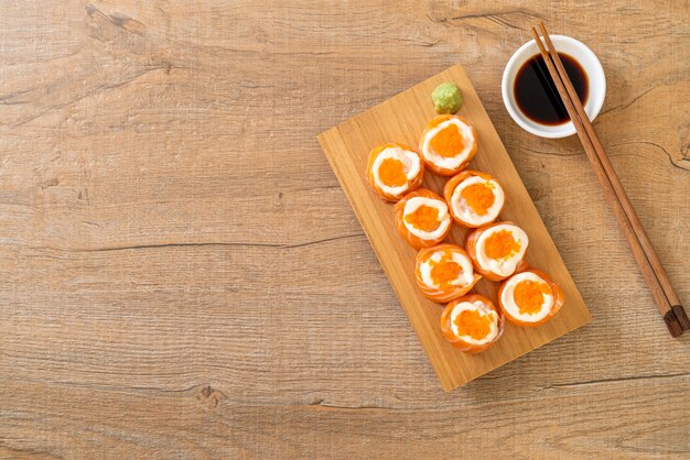 Rotolo di sushi di salmone fresco con maionese e uovo di gamberetti