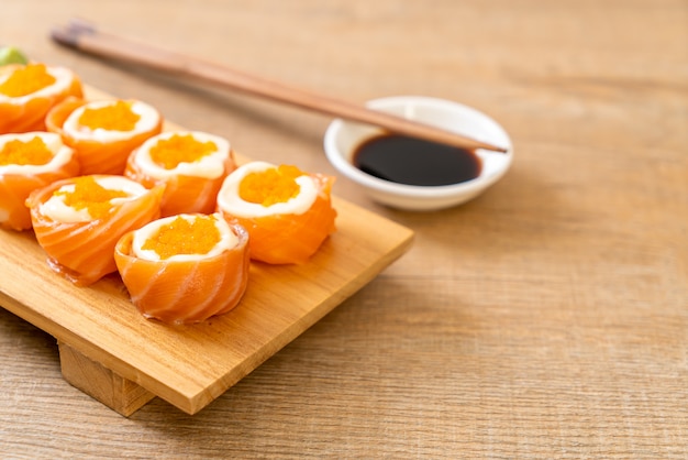 Rotolo di sushi di salmone fresco con maionese e uovo di gamberetti