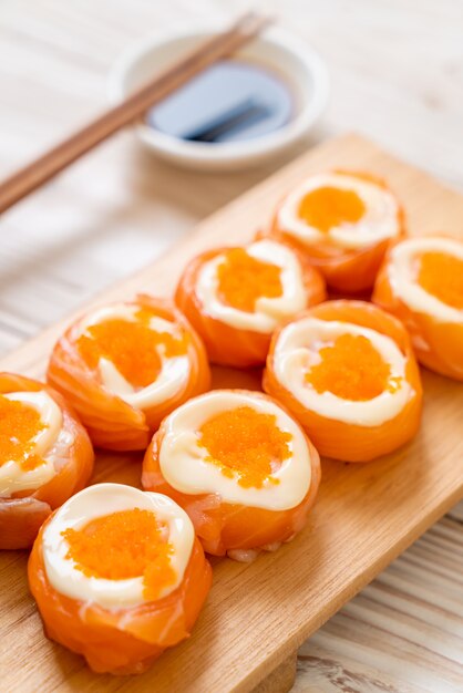 rotolo di sushi di salmone fresco con maionese e uovo di gamberetti